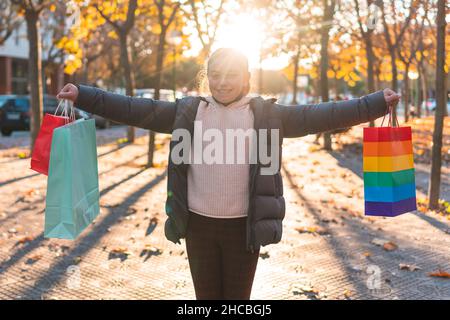Lächelnde Mutter und Tochter nehmen selfie Stockfoto