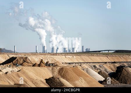 Industrierauchstapel, die Verschmutzung in der Garzweiler Surface Mine, Nordrhein-Westfalen, Deutschland, verursachen Stockfoto