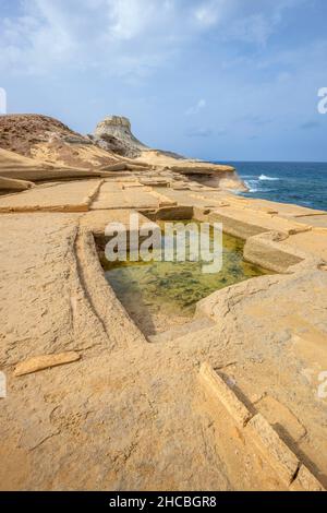 Malta, Sliema, Küste der Halbinsel Tigne Point in der Abenddämmerung mit der Stadt im Hintergrund Stockfoto