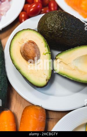 Obst und Gemüse auf dem Teller auf dem Tisch angeordnet Stockfoto