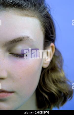 Teenager-Mädchen mit Make-up auf geschlossenen Augen Stockfoto