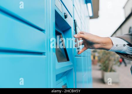 Frau scannt QR-Code mit Smartphone Stockfoto