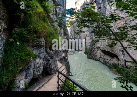 Aare fließt durch die Schlucht bei Meiringen, Berner Oberland, Schweiz Stockfoto