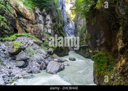 Aare fließt durch die Schlucht bei Meiringen, Berner Oberland, Schweiz Stockfoto