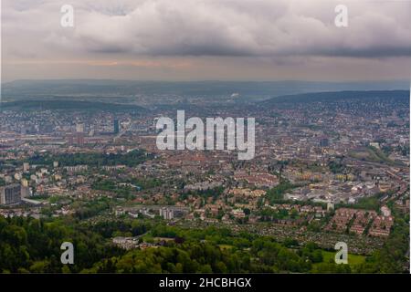 Panoramablick auf die Stadt von einer Aussichtsplattform auf dem Uetliberg in Zürich, Schweiz. Stockfoto