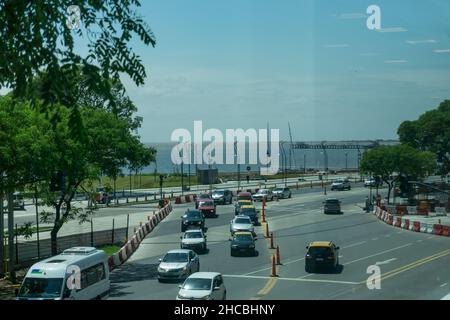 Buenos Aires, Argentinien; 22. November 2019: Blick auf Costanera und den Fluss Plate aus den Fenstern von Aeroparque Stockfoto
