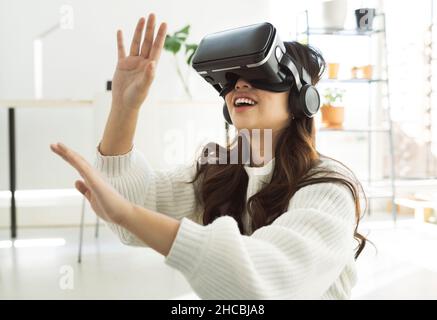 Frau mit virtual-Reality-Kopfhörer zu Hause Stockfoto