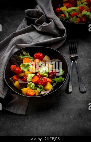 Studioaufnahme von zwei Schüsseln veganen Salats mit gebackenem Gemüse Stockfoto