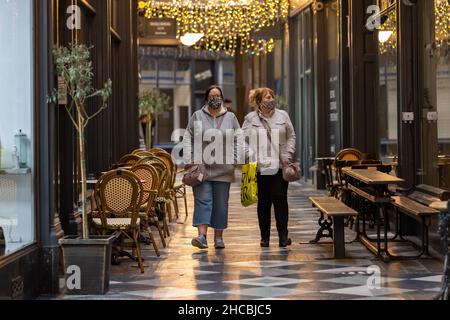 Menschen gehen durch die Duke Street Arcade in Cardiff, Wales, Großbritannien. Stockfoto