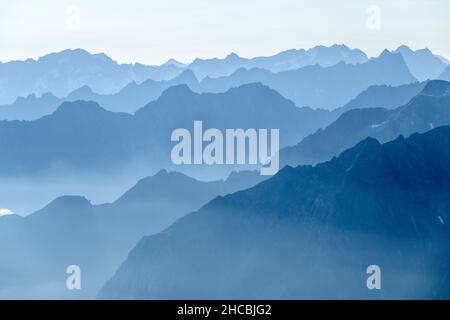 Vom Peterskopfl Berg aus gesehen, waren die Gipfel von Nebel umgeben Stockfoto