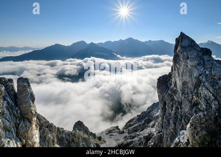 Die Sonne geht über einem dichten Nebeltal in den Ortler Alpen auf Stockfoto