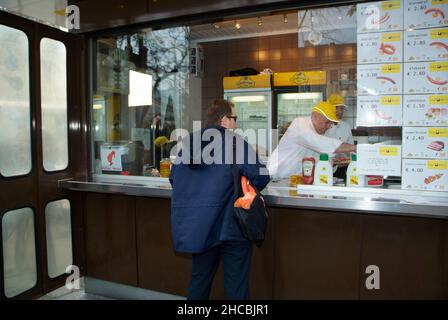 Wien, Österreich. 20. März 2010. Unabhängige Gemeinschaft, die Obdachlose, Flüchtlinge und andere in Armut lebende Menschen unterstützt. Eröffnung des Vizi Würstelstands Stockfoto