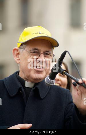 Wien, Österreich. 20. März 2010. Unabhängige Gemeinschaft, die Obdachlose, Flüchtlinge und andere in Armut lebende Menschen unterstützt. Eröffnung des Vizi Würstelstands. Bild zeigt Pastor Wolfgang Pucher Gründer der Vinzenzgemeinschaft Stockfoto