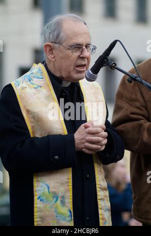 Wien, Österreich. 20. März 2010. Unabhängige Gemeinschaft, die Obdachlose, Flüchtlinge und andere in Armut lebende Menschen unterstützt. Eröffnung des Vizi Würstelstands. Bild zeigt Pastor Wolfgang Pucher Gründer der Vinzenzgemeinschaft Stockfoto