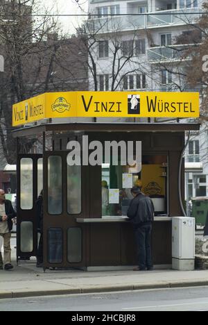 Wien, Österreich. 20. März 2010. Unabhängige Gemeinschaft, die Obdachlose, Flüchtlinge und andere in Armut lebende Menschen unterstützt. Eröffnung des Vizi Würstelstands Stockfoto