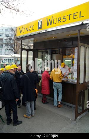 Wien, Österreich. 20. März 2010. Unabhängige Gemeinschaft, die Obdachlose, Flüchtlinge und andere in Armut lebende Menschen unterstützt. Eröffnung des Vizi Würstelstands Stockfoto