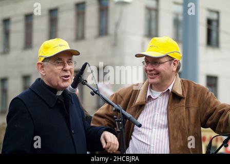 Wien, Österreich. 20. März 2010. Unabhängige Gemeinschaft, die Obdachlose, Flüchtlinge und andere in Armut lebende Menschen unterstützt. Eröffnung des Vizi Würstelstands. Bild zeigt Pastor Wolfgang Pucher Gründer der Vinzenzgemeinschaft Stockfoto