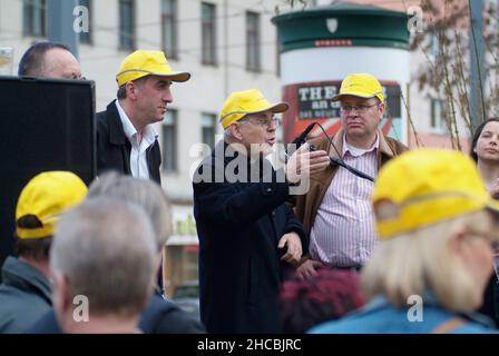 Wien, Österreich. 20. März 2010. Unabhängige Gemeinschaft, die Obdachlose, Flüchtlinge und andere in Armut lebende Menschen unterstützt. Eröffnung des Vizi Würstelstands. Bild zeigt Pastor Wolfgang Pucher Gründer der Vinzenzgemeinschaft Stockfoto