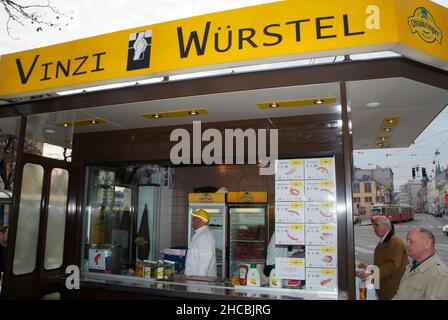 Wien, Österreich. 20. März 2010. Unabhängige Gemeinschaft, die Obdachlose, Flüchtlinge und andere in Armut lebende Menschen unterstützt. Eröffnung des Vizi Würstelstands Stockfoto