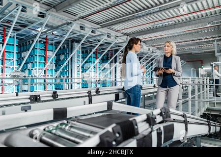 Vorgesetzter mit besprechter Führungskraft im automatisierten Werk Stockfoto