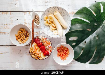 Blatt von Schalen mit Früchten auf dem Tisch zu Hause Stockfoto