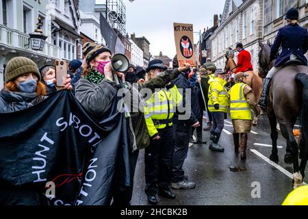 Lewes, Großbritannien. 27th Dez 2021. Anti-Hunt-Demonstranten protestieren als die Southdown und Eridge Hunt in der High Street zu ihrem jährlichen Boxing Day-Treffen eintreffen, wurde die Veranstaltung in diesem Jahr auf die 27th umgestellt, als der Boxing Day am Sonntag fiel. Kredit: Grant Rooney/Alamy Live Nachrichten Stockfoto