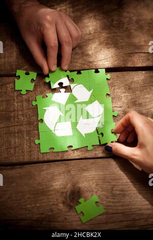 Freunde beitreten Recycling Symbol Puzzle auf dem Tisch Stockfoto