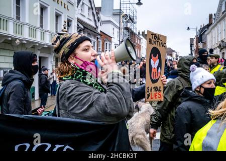 Lewes, Großbritannien. 27th Dez 2021. Anti-Hunt-Demonstranten protestieren als die Southdown und Eridge Hunt in der High Street zu ihrem jährlichen Boxing Day-Treffen eintreffen, wurde die Veranstaltung in diesem Jahr auf die 27th umgestellt, als der Boxing Day am Sonntag fiel. Kredit: Grant Rooney/Alamy Live Nachrichten Stockfoto