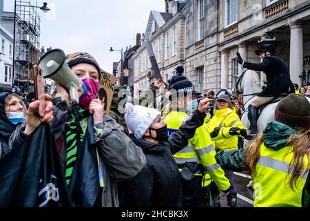 Lewes, Großbritannien. 27th Dez 2021. Anti-Hunt-Demonstranten protestieren als die Southdown und Eridge Hunt in der High Street zu ihrem jährlichen Boxing Day-Treffen eintreffen, wurde die Veranstaltung in diesem Jahr auf die 27th umgestellt, als der Boxing Day am Sonntag fiel. Kredit: Grant Rooney/Alamy Live Nachrichten Stockfoto