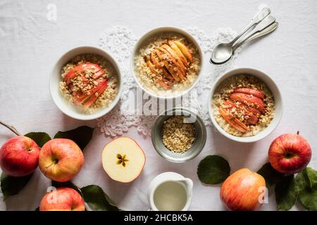 Studioaufnahme einer Schale mit frischen Gala-Äpfeln Stockfoto