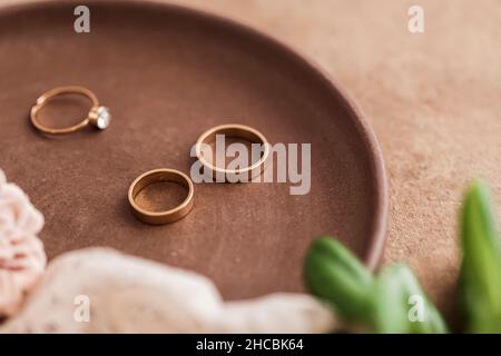 Studioaufnahme eines kleinen Straußes rosa Rosen vor grünem Hintergrund Stockfoto