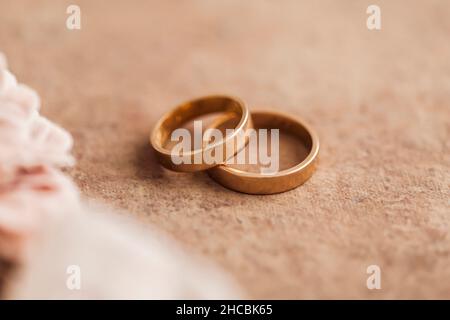 Studioaufnahme des Tabletts mit Verlobungsring und goldenen Eheringen Stockfoto