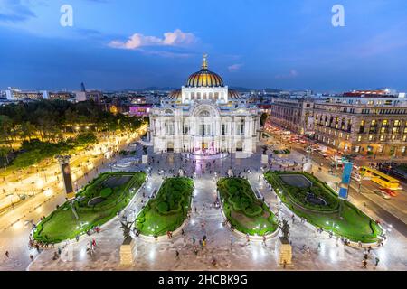 Maltesische Flagge auf der fahrenden Fähre Stockfoto