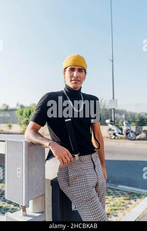 Mann mit Strickmütze, der auf der Straße steht Stockfoto