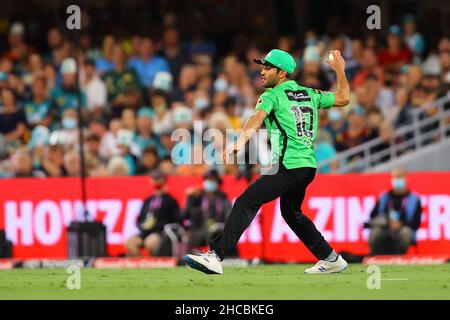 Brisbane, Großbritannien. 27th Dez 2021. Qair Ahmad von den Melbourne Stars Felder den Ball Kredit: Nachrichtenbilder /Alamy Live News Stockfoto