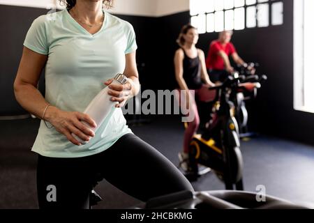 Trainer instruiert Athleten Radfahren im Fitnessstudio Stockfoto