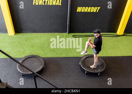 Athleten, die im Fitnessstudio die Hände zusammenlegen Stockfoto