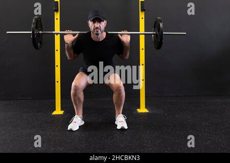 Sportler üben Gewichtheben im Fitnessstudio Stockfoto