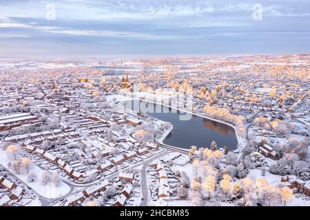 Großbritannien, England, Lichfield, Luftaufnahme des Sees in der schneebedeckten Stadt bei Dämmerung Stockfoto