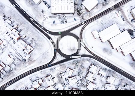 Großbritannien, England, Lichfield, Luftaufnahme des Verkehrskreises in der schneebedeckten Stadt Stockfoto