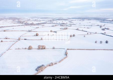Großbritannien, England, Lichfield, Luftaufnahme der schneebedeckten Felder Stockfoto
