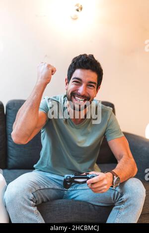 Aufgeregt Freunde spielen Videospiel zusammen zu Hause Stockfoto