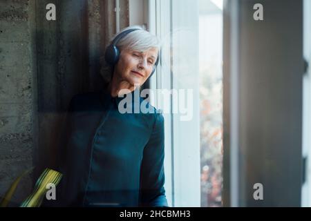 Geschäftsfrau, die auf Notizen im Büro schreiben Stockfoto