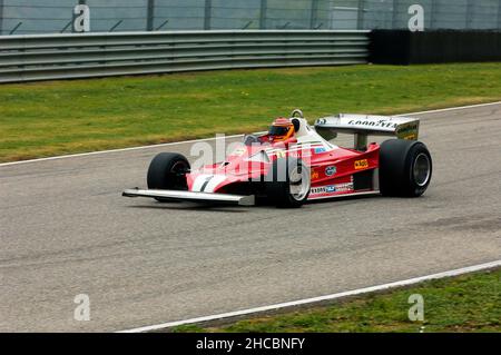 Scarperia, 21. Oktober 2005: Unbekannter Lauf mit dem historischen Ferrari F1 312T2 Jahr 1976 ex Niki Lauda während der Weltfinale Ferrari 2005 auf dem Mugello Circuit in Stockfoto