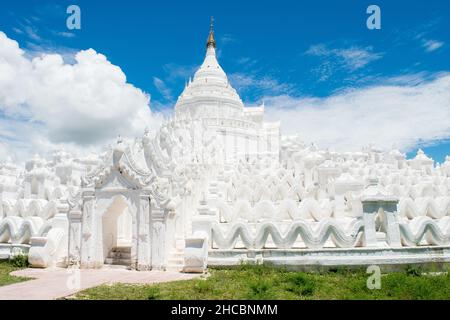 Hsinbyume-Pagode oder Myathindan-Pagode, ein weißer religiöser buddhistischer Tempel in Mingun, Myanmar, Burma Stockfoto