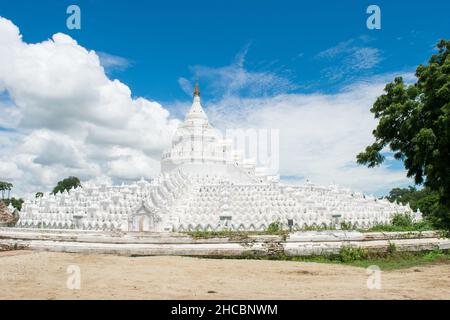 Hsinbyume-Pagode oder Myathindan-Pagode, ein weißer religiöser buddhistischer Tempel in Mingun, Myanmar, Burma Stockfoto