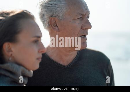 Älterer Mann, der seine Freizeit am Strand verbringt Stockfoto