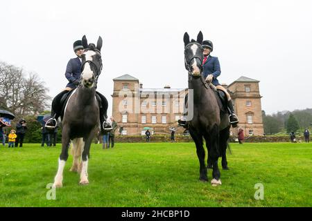 Hagley, Worcestershire, Großbritannien. 27th Dez 2021. Die Jagdteilnehmer kommen im Regen zur ersten Jagd in Hagley Hall nach der Coronavirus-Pandemie. Die Albrighton und Woodland Hunt treffen sich jährlich in der Hagley Hall in Worcestershire. Kredit: Peter Lopeman/Alamy Live Nachrichten Stockfoto