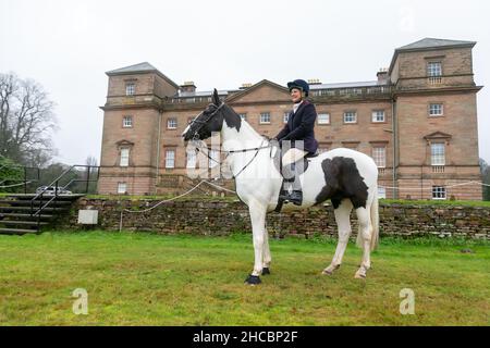 Hagley, Worcestershire, Großbritannien. 27th Dez 2021. Die Jagdteilnehmer kommen im Regen zur ersten Jagd in Hagley Hall nach der Coronavirus-Pandemie. Die Albrighton und Woodland Hunt treffen sich jährlich in der Hagley Hall in Worcestershire. Kredit: Peter Lopeman/Alamy Live Nachrichten Stockfoto