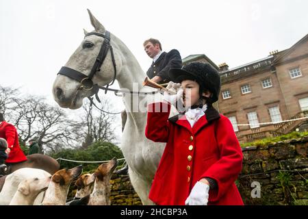 Hagley, Worcestershire, Großbritannien. 27th Dez 2021. Der 8-jährige Henley Mills bläst bei der ersten Albrighton- und Woodland-Jagd in der Hagley Hall seit der Coronavirus-Pandemie sein Horn. Die Albrighton und Woodland Hunt treffen sich jährlich in der Hagley Hall in Worcestershire. Kredit: Peter Lopeman/Alamy Live Nachrichten Stockfoto